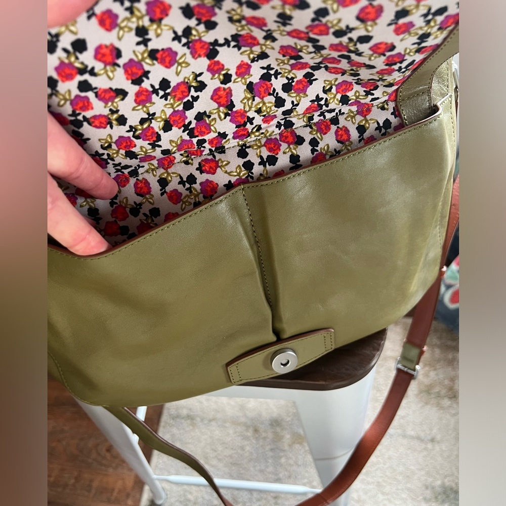 Vera Bradley Women's Green Leather Carson Shoulder Bag/Crossbody Purse - Picture 5 of 8
